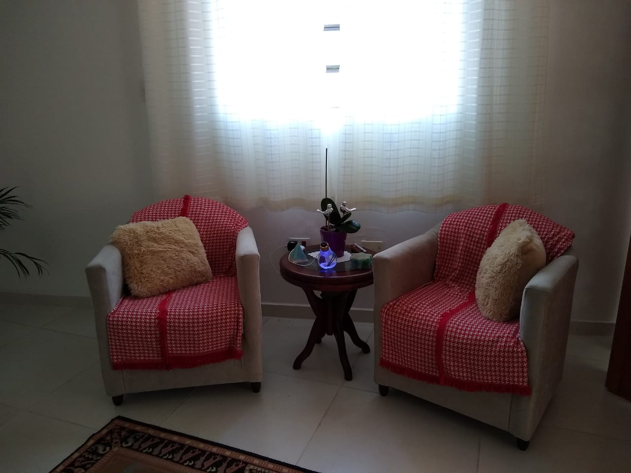 Uma imagem contendo interior, chão, parede, salão;Descrição gerada automaticamente